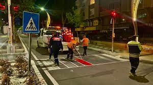 Afyonkarahisar Belediyesi Yol ve Asfalt Birimi Ekipleri Yaya Geçitlerini Boyuyor