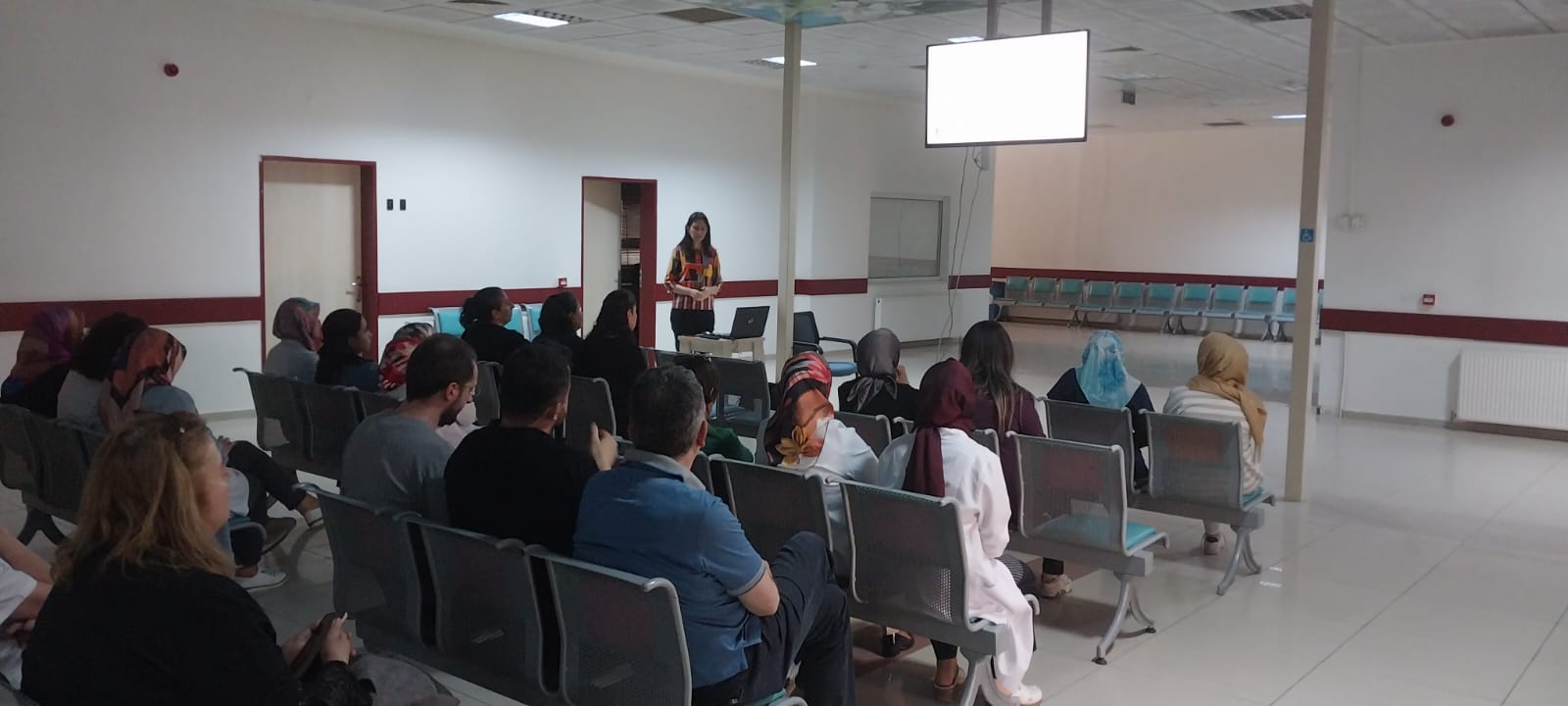 Sağlık çalışanları aşı konusunda bilgilendirildi