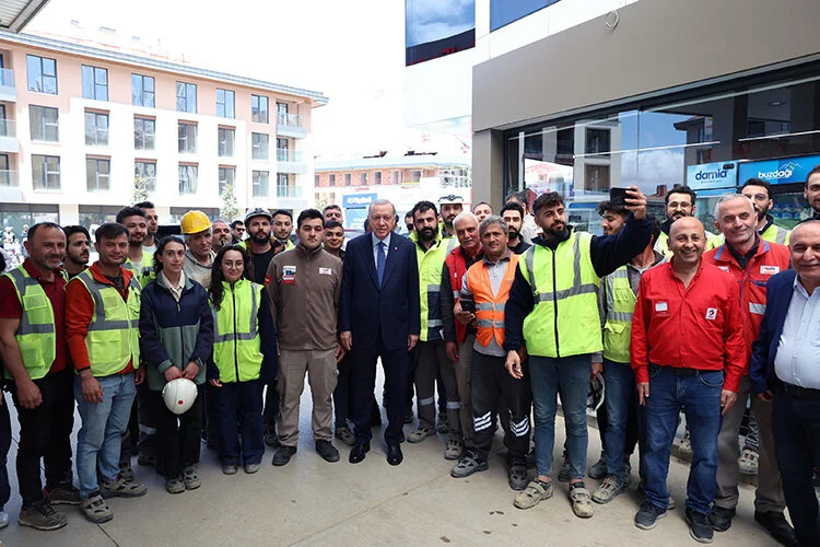 Cumhurbaşkanı Erdoğan, Üsküdar’daki akaryakıt istasyonu çalışanlarını ziyaret etti