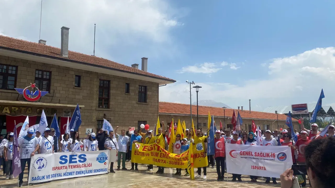 Isparta’da 1 Mayıs Emek ve Dayanışma Günü Tren Garı Meydanında kutlandı