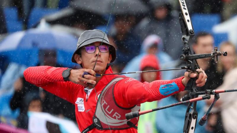Mete Gazoz tarihe geçti: Okçulukta üçlü taç sahibi oldu