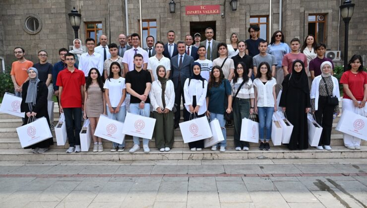 YKS’de ilk 1000’e giren öğrenciler Vali Baruş’u ziyaret etti