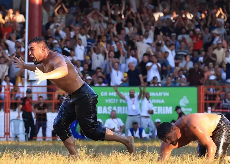 MAKÜ mezunu Yusuf Can Zeybek ikinci kez başpehlivan oldu