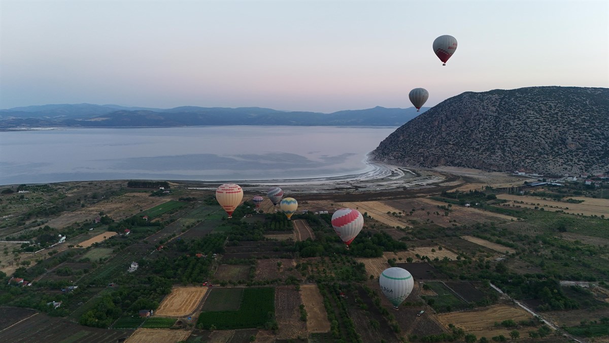 Salda Gölü’nü sıcak hava balonları renklendirdi