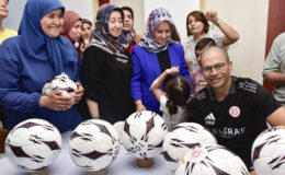 Alex de Souza top dikim atölyesine Burdurlu kadın emekçileri ziyaret etti