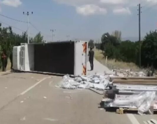 Yalvaç’ta kamyonet ve kamyon çarpıştı, sürücü yaralandı