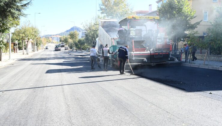 Isparta Belediyesi 164. Caddede asfaltlama çalışmalarını sürdürüyor