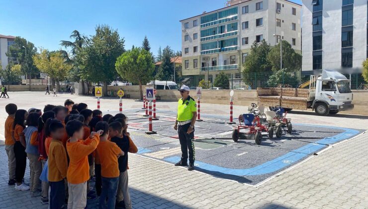 Burdur emniyet ekiplerinden öğrencilere trafik eğitimi