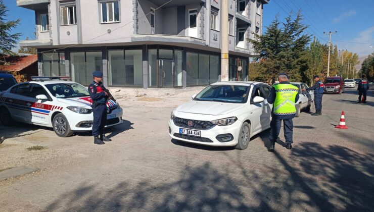 Hız denetiminde 4 bin 55 araç kontrol edildi, 19’u trafikten men edildi