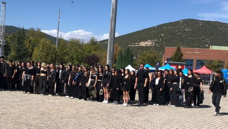 SDÜ öğrencilerinden kadına yönelik şiddete anlamlı protesto