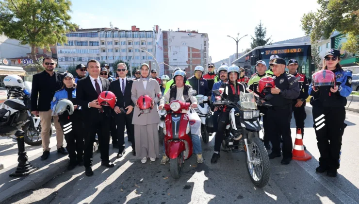 Afyonkarahisar’da Sürücülere Kask Dağıtıldı