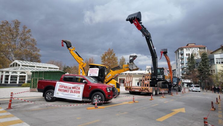Belediyeye 5 yeni iş makinesi ve hizmet aracı alındı