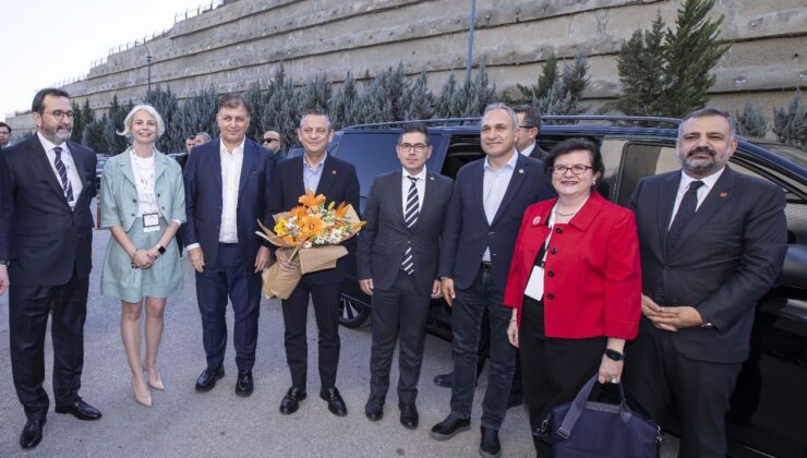 Halıcı, Özgür Özel ve Cemil Tugay ile “World Robot Olympiad 2024” Türkiye finalinde