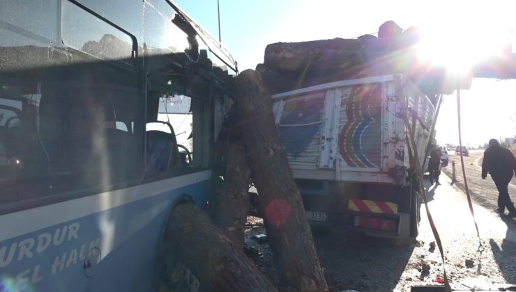 Burdur’da halk otobüsü, polis aracı ve kamyona çarptı: Biri polis altı kişi yaralandı