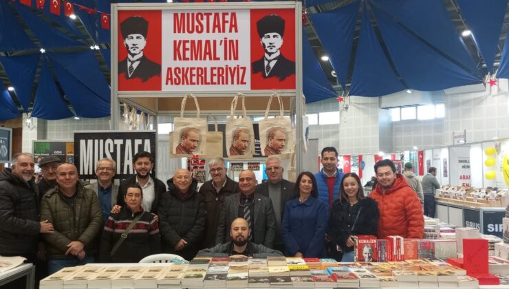 CHP Isparta il Başkanı ve Yönetimi kitap fuarında