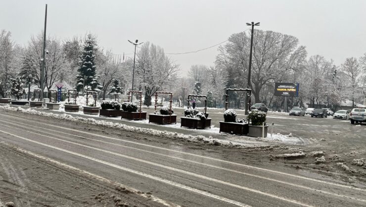 Isparta beyaza büründü: kış kendini gösterdi!