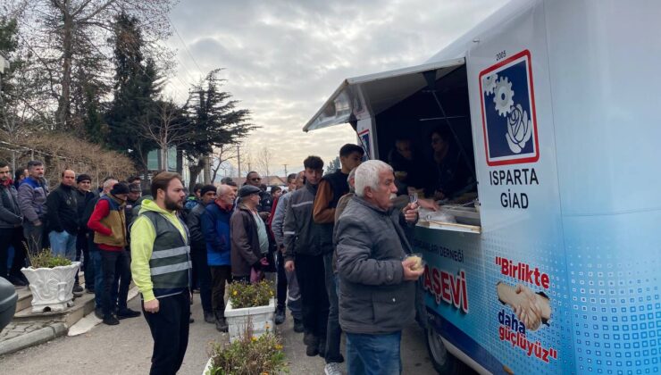 Isparta GİAD, Regaib Kandili’nde helva ikram etti