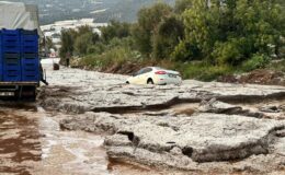 Antalya’da şiddetli yağış ve dolu D400 Karayolunu kapattı