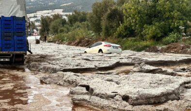 Antalya’da şiddetli yağış ve dolu D400 Karayolunu kapattı