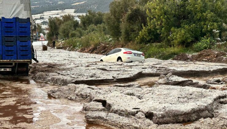 Antalya’da şiddetli yağış ve dolu D400 Karayolunu kapattı