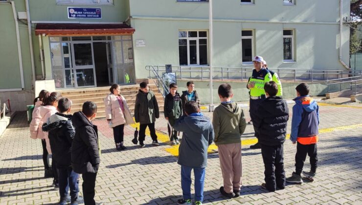 Jandarma ekiplerinden öğrencilere trafik eğitimi