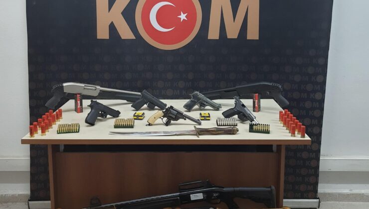 Düzenlenen operasyonlarda çok sayıda silah, uyuşturucu ve kaçak eser ele geçirildi