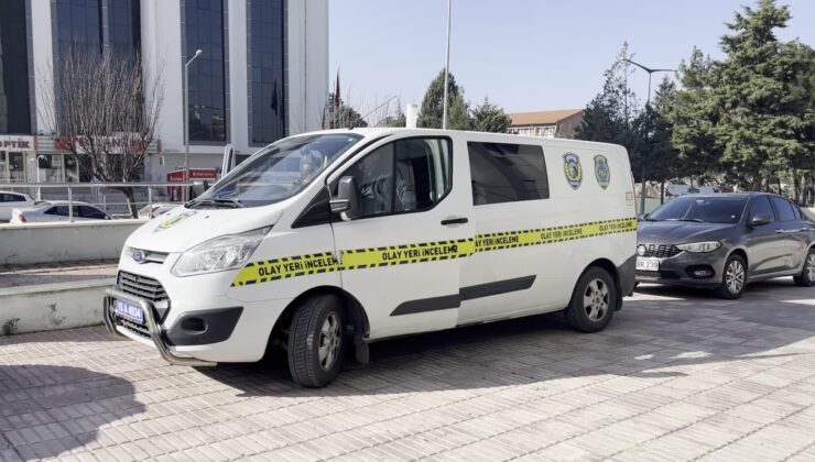 Güvenlik kamerasını boyadılar, hastane deposuna girdiler