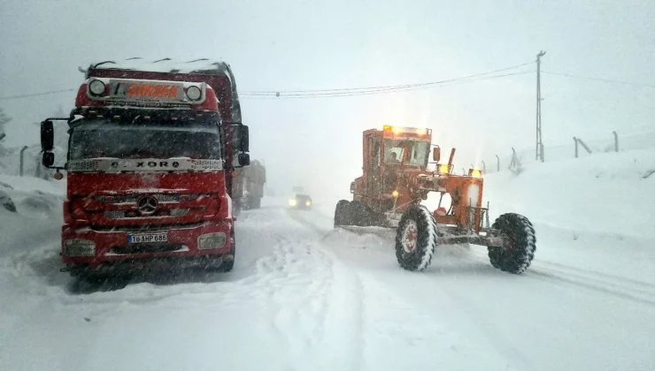 Kütahya’da Kar Nedeniyle Kamyoncular Dağda Mahsur Kaldı