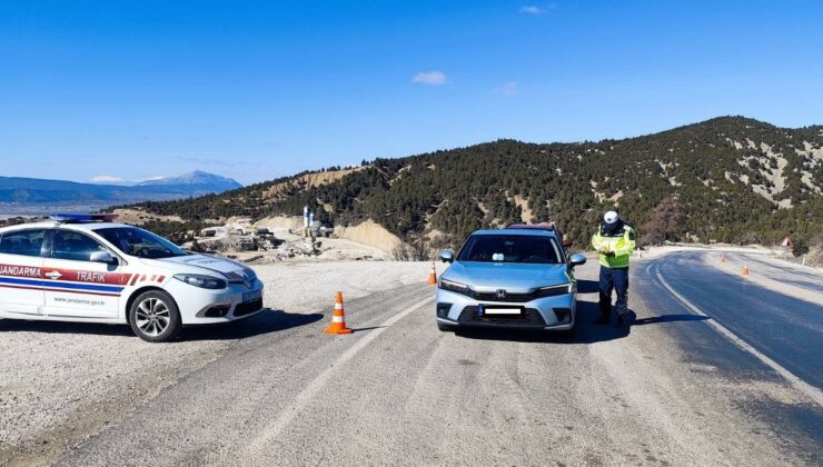 Jandarma ekiplerinden trafik denetimi