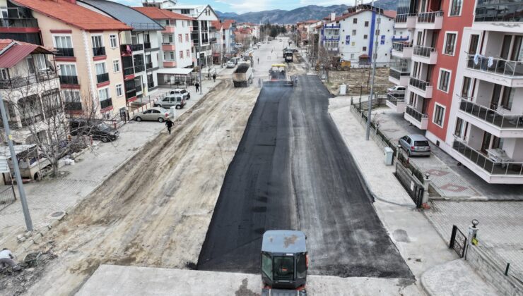 Isparta Belediyesi’nden Zafer Mahallesi’nde asfaltlama çalışması