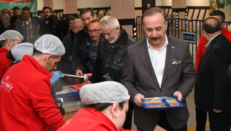 Isparta Belediyesi’nin iftar sofrasına yoğun ilgi