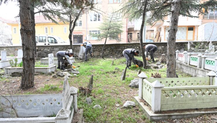 Isparta Belediyesi’nden Ramazan Bayramı öncesi mezarlıklarda temizlik mesaisi