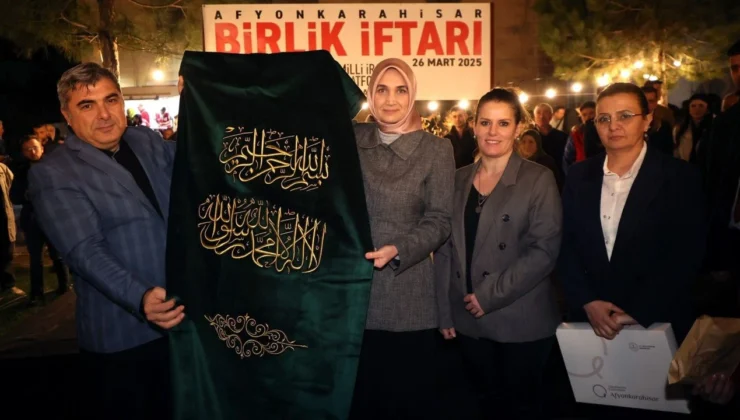 Afyon’da 553 yıllık caminin mimber örtüsü değiştirildi.