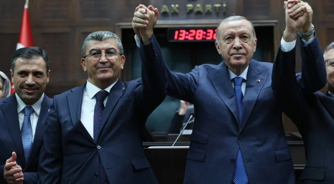 Hasan Ekici AK Parti’ye Katıldı: Rozetini Cumhurbaşkanı Erdoğan Taktı