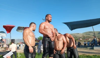 Karaadilli Yağlı Güreşleri’nde Tarih Yazıldı: Aktürk Başpehlivan, Zeybek’i Tahtından Etti!