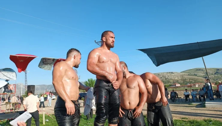 Karaadilli Yağlı Güreşleri’nde Tarih Yazıldı: Aktürk Başpehlivan, Zeybek’i Tahtından Etti!