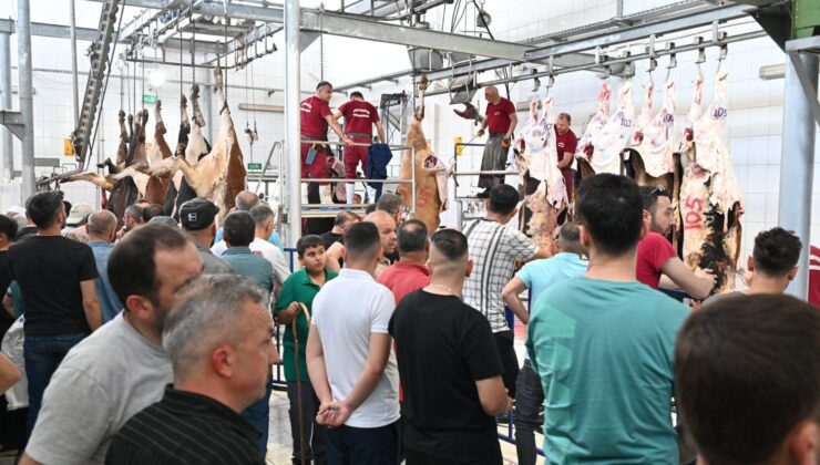 ISPARTA BELEDİYESİ’NDEN BAYRAMDA ÖRNEK HİZMET: 250 BÜYÜKBAŞ KURBAN HİJYENİK KOŞULLARDA KESİLDİ!