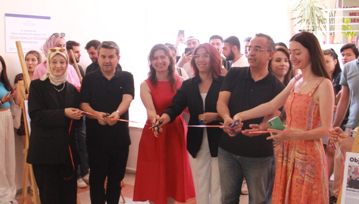 SDÜ’lü genç gazetecilerden iz bırakan sergi: “Karede haber, satırda yorum”