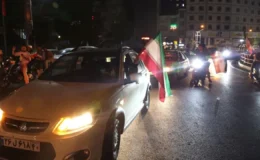 Tahran’da “Zafer” Coşkusu: ABD Üssüne Saldırı Sonrası İran Sokaklarında Kutlamalar Başladı