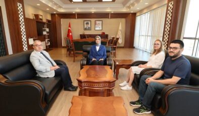 Vali Yiğitbaşı, Şuhut Belediye Başkanı ve Akademisyen Ailesini Makamında Ağırladı