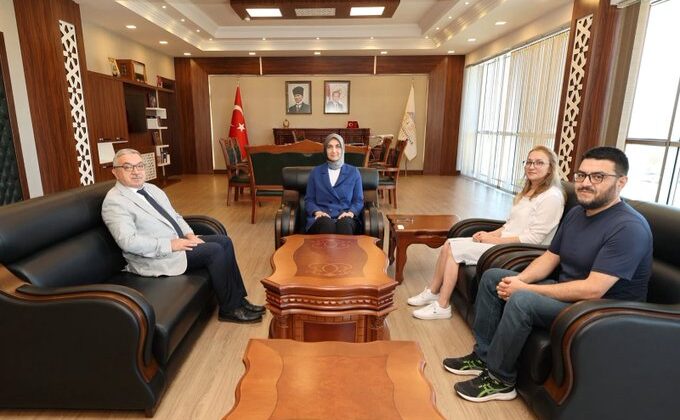 Vali Yiğitbaşı, Şuhut Belediye Başkanı ve Akademisyen Ailesini Makamında Ağırladı