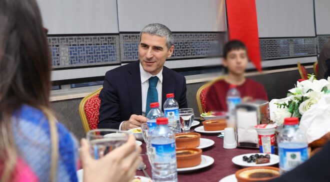 Afyonkarahisar Valisi Naci Aktaş İftarını Çocuklarla Paylaştı: “Hayal Kurmaktan Vazgeçmeyin”