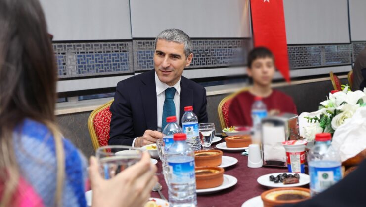 Afyonkarahisar Valisi Naci Aktaş İftarını Çocuklarla Paylaştı: “Hayal Kurmaktan Vazgeçmeyin”