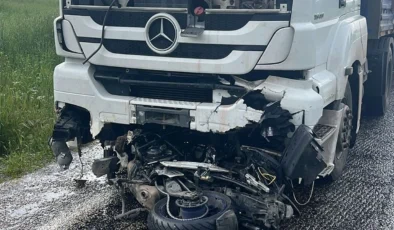 Afyon’da Feci Kaza: Motosiklet Tırın Altına Girdi, 1 Ölü 1 Ağır Yaralı