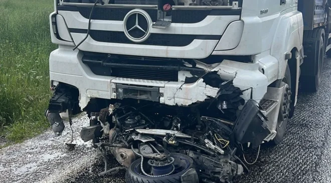 Afyon’da Feci Kaza: Motosiklet Tırın Altına Girdi, 1 Ölü 1 Ağır Yaralı