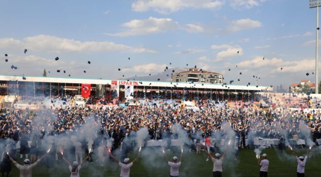 Yağmur Mezuniyet Coşkusunu Durduramadı: ISUBÜ’de 4 Bin Öğrenci Mezuniyet Sevinci Yaşadı