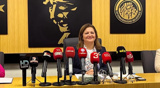 Afyonkarahisar Belediye Meclisi’nde gergin anlar! Komisyon tartışmasında kağıtları yırttı